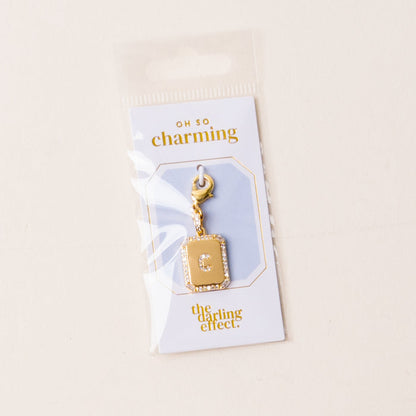 The-darling-effect C Jewelry Charm Initial Letter Gold features a gold-plated square charm with clasp, attached to an OH SO charming card—ideal for personalized jewelry. Packaged in a clear sleeve against a light background.