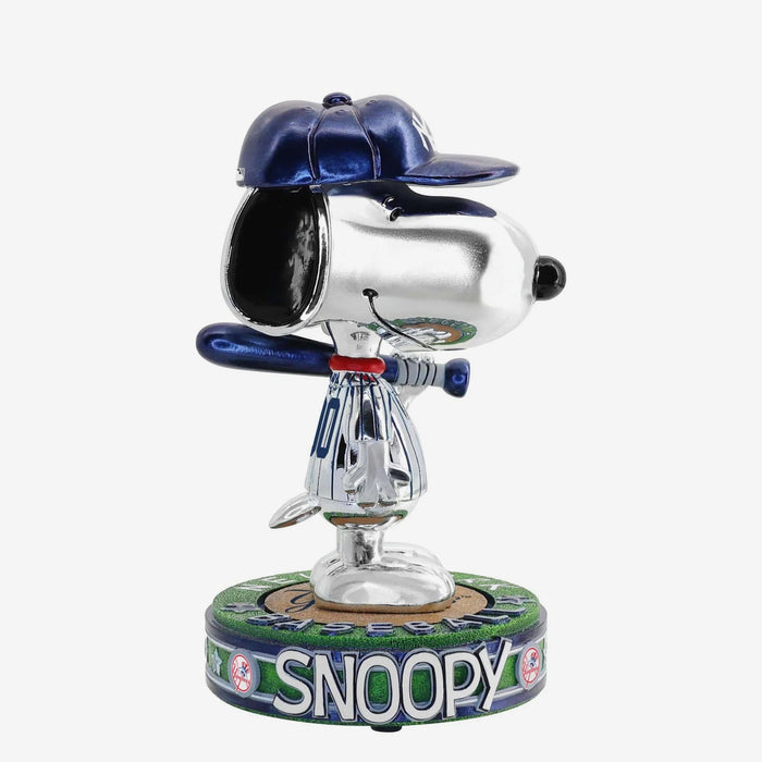Snoopy New York Yankees 2025 Peanuts Electroplated Bighead MLB Baseball Bobblehead