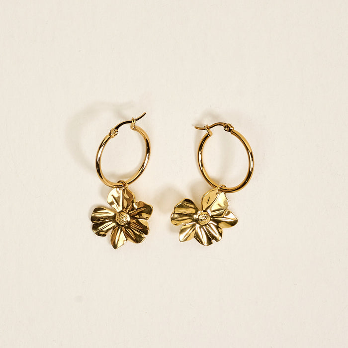 The Darling Effect’s Sunlit Petal Standout Earrings feature a delicate, multi-petaled flower charm and high-shine finish—ideal for elevating your special occasion jewelry collection.